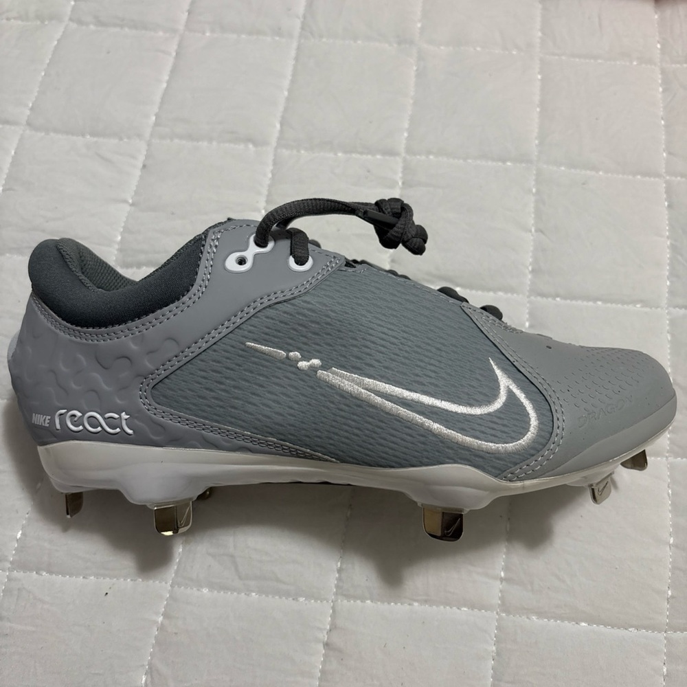NIKE HYPERDIAMOND 4 ELITE WOMENS Grey SOFTBALL CLEATS SIZE 7.5 NEW WITH BOX
